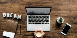 Visto de trabalho d1 e d3 comoutador e xicara de cafe com a palavra dream